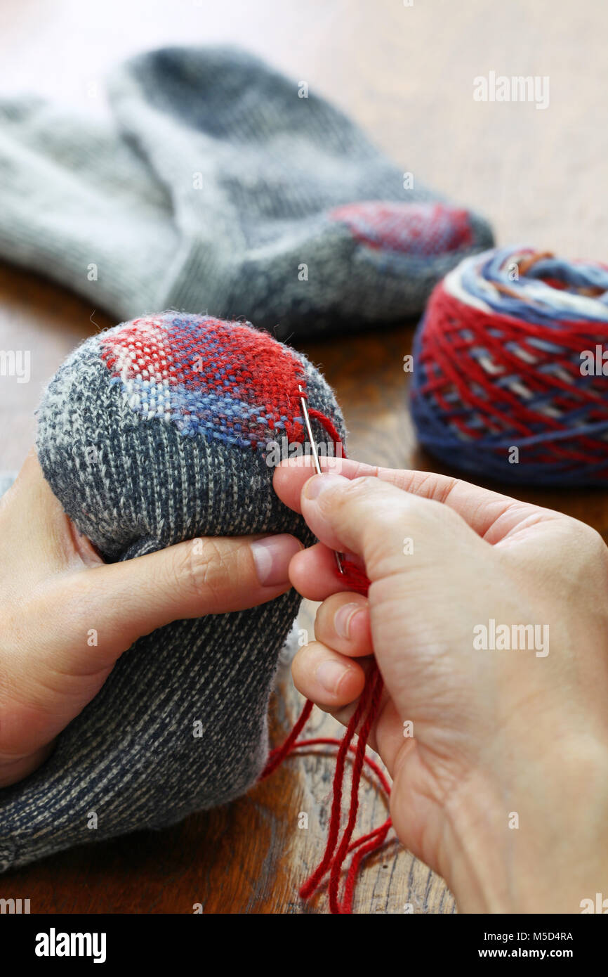 Zurcir calcetines, reparación de agujeros en los calcetines Fotografía de  stock - Alamy