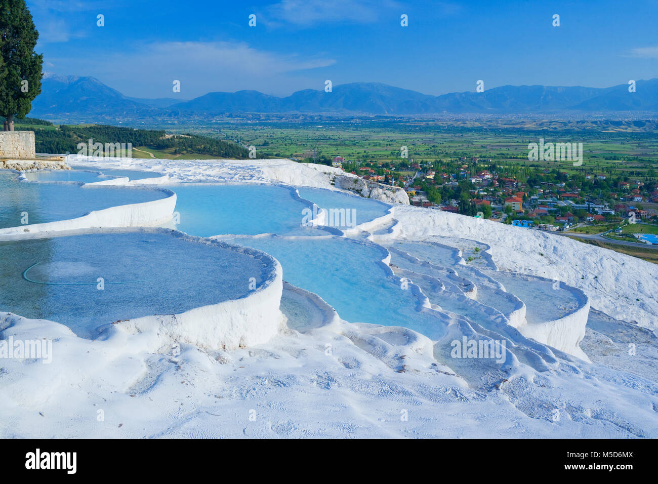 Terrazas de travertino con piscinas termales, Pamukkale, Anatolia, Turquía Foto de stock