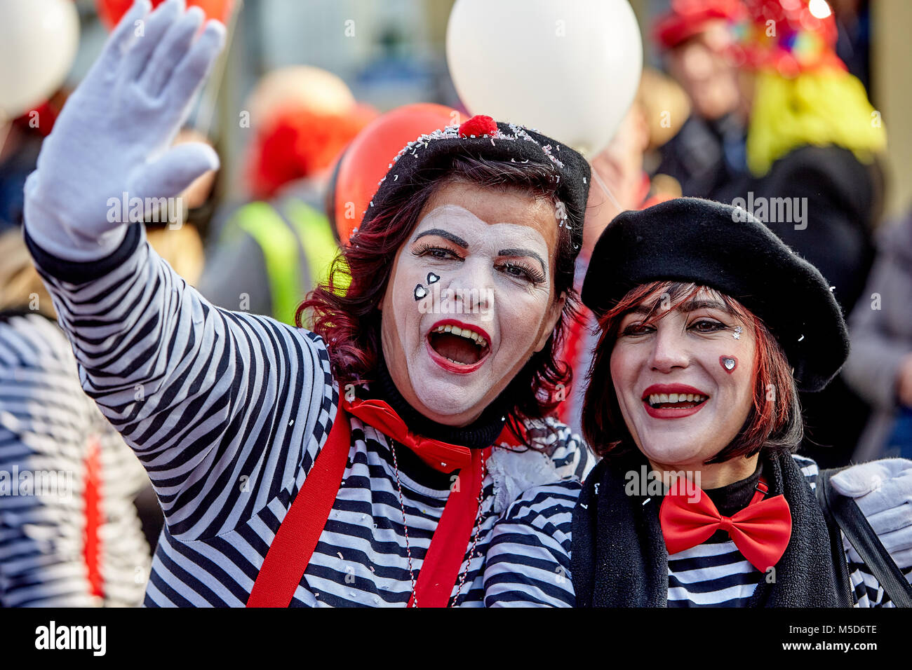 Dos mujeres en el disfraz al Möhnenumzug, carnaval, Mülheim-Kärlich, Renania-Palatinado, Alemania Foto de stock