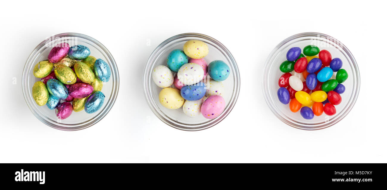Dulces de Pascua en cuencos Foto de stock