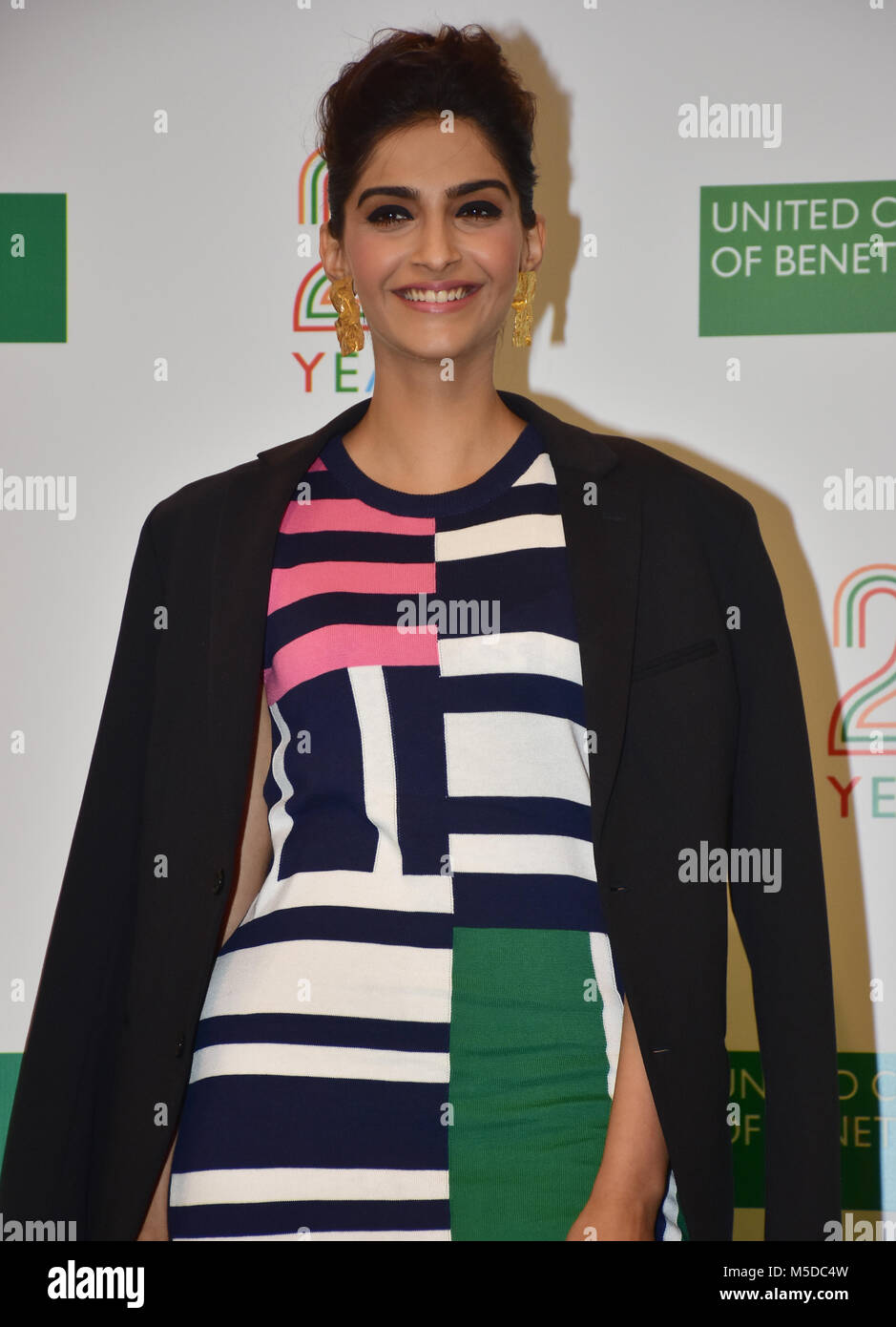 Mumbai, India. 22 Feb 2018. Benetton India celebrar los 25 años de  patrimonio y de los valores en la India con la actriz SONAM KAPOOR en  santacruz tienda en Mumbai. Azhar Khan/Alamy
