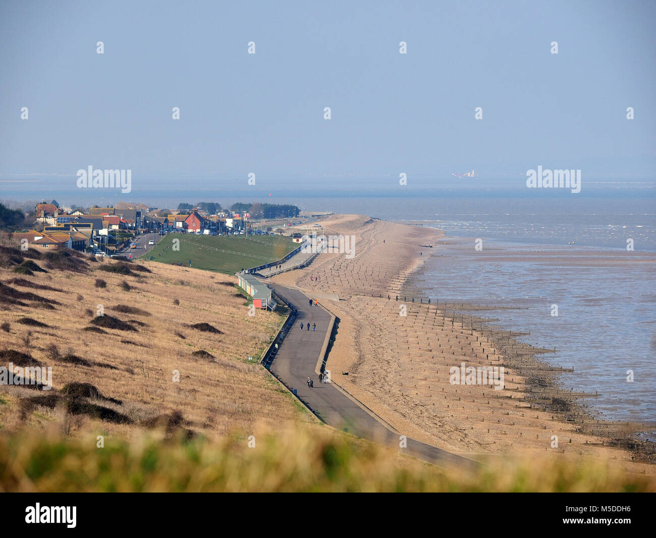 El Minster sobre mar, Kent, UK. 22 Feb, 2018. El clima del Reino Unido: un brillante y soleado día de Minster en el mar, pero con un frío norte oriental de la fuerza del viento de 4-5. 4c de temperatura, viento frío -1c. Crédito: James Bell/Alamy Live News Foto de stock