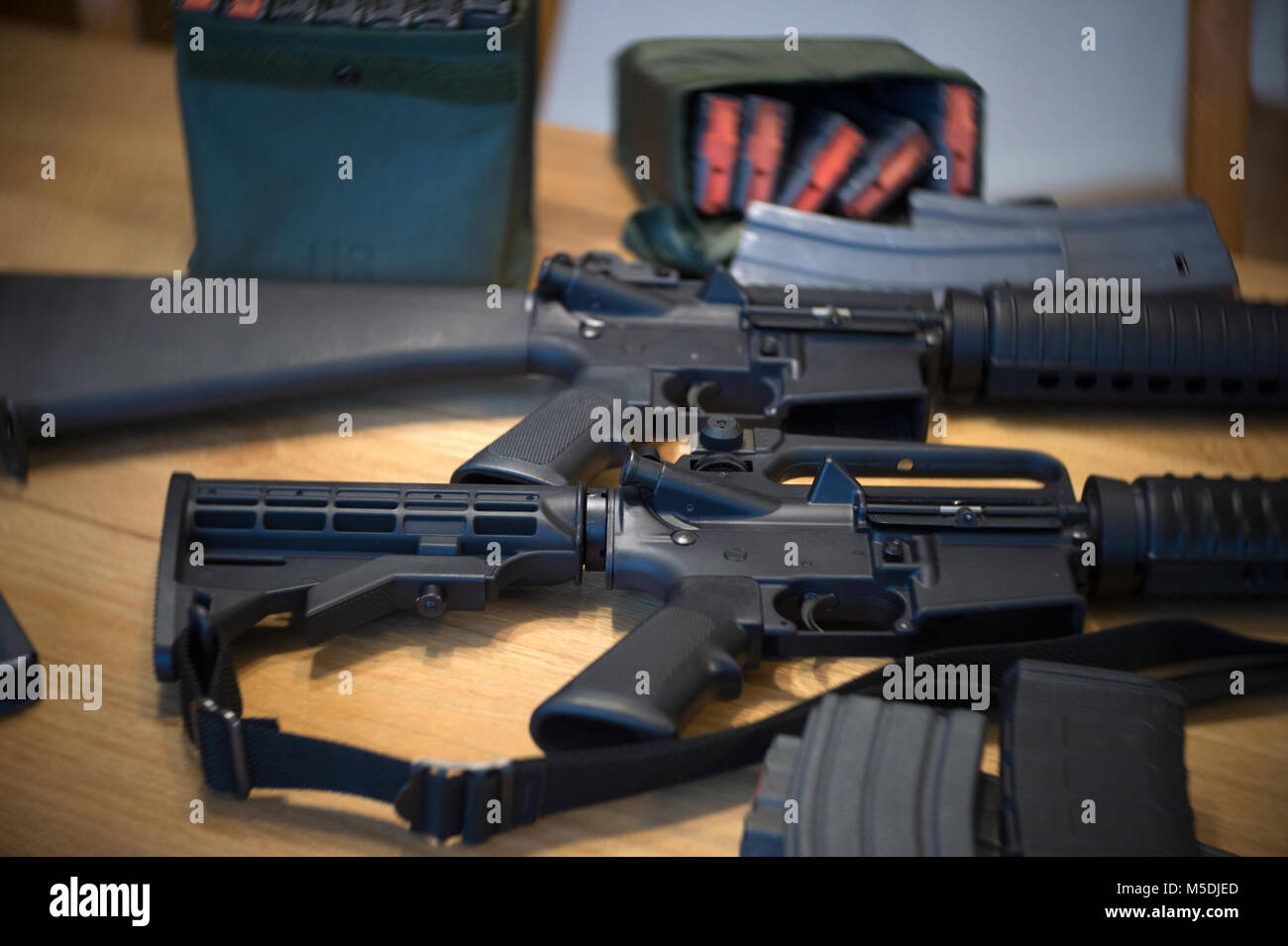 Leesburg Virginia Ee Uu 22 Feb 2018 Un Veterano Leesburg Entrego Dos Ar 15s Hoy Al Departamento De Policia De Leesburg Aqui Se Ven Dos Ar 15 S Con Unos 3 000 Cartuchos De Municiones Dos Docenas