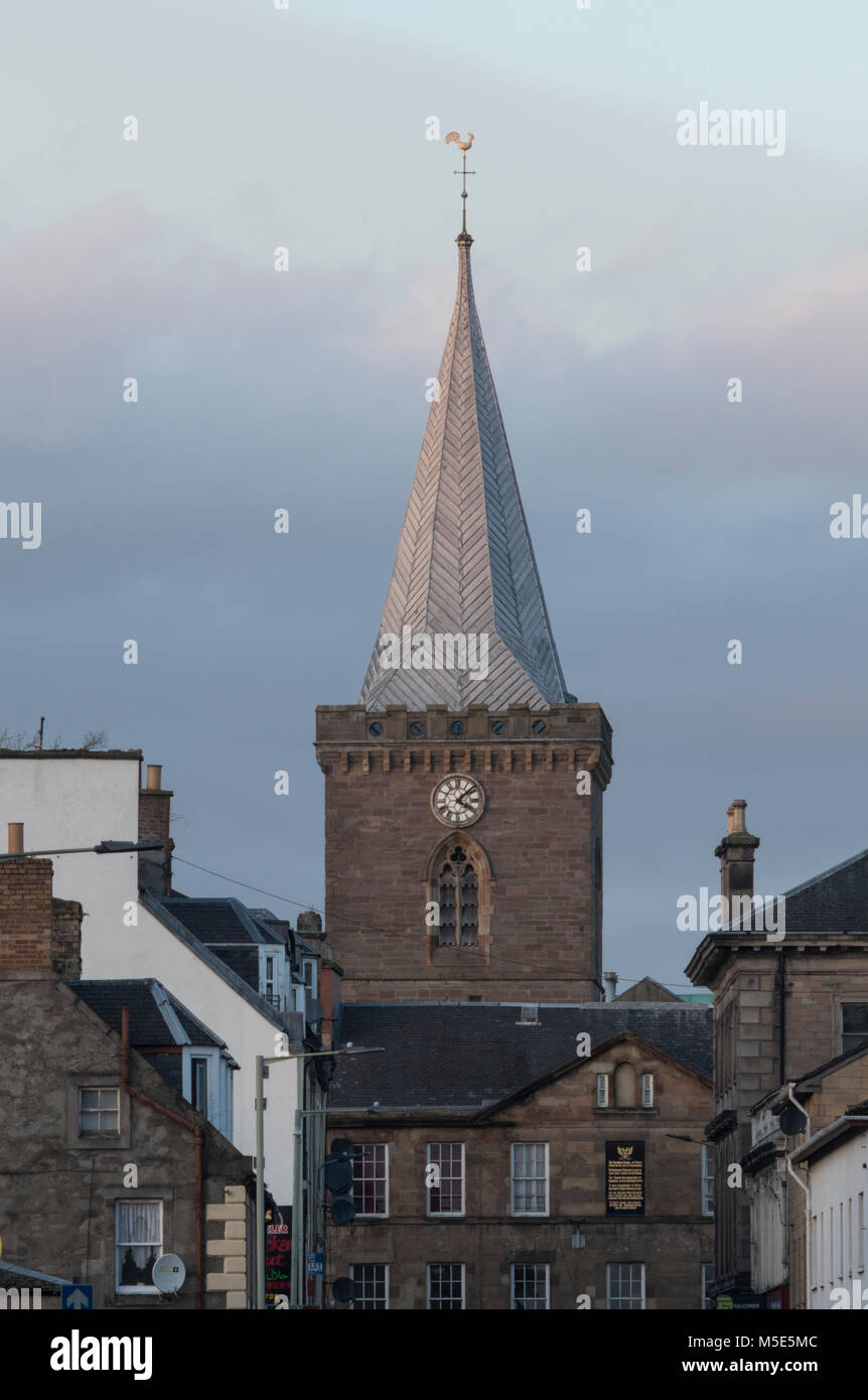 St John's Kirk mirador sobre el centro de la ciudad de Perth en invierno al atardecer, Scotland, Reino Unido Foto de stock