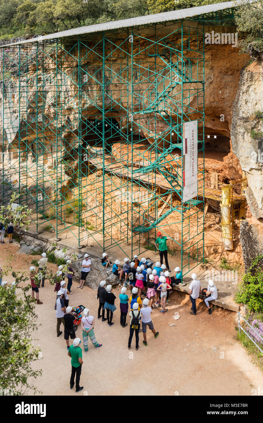 Los visitantes escuchando un guía arqueológico en el yacimiento arqueológico de Atapuerca, declarado Patrimonio de la Humanidad por la UNESCO cerca de Burgos, provincia de Burgos, Castil Foto de stock