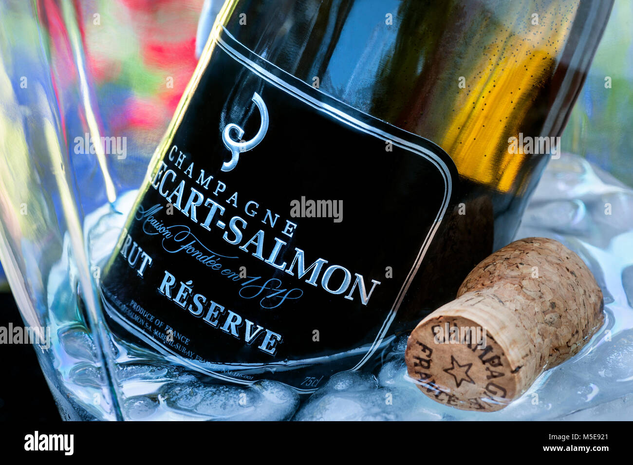 Billecart-Salmon Brut etiqueta de botella de champán en hielo escalofriante en cristal de lujo enfriador de vino en la terraza jardín situación Foto de stock