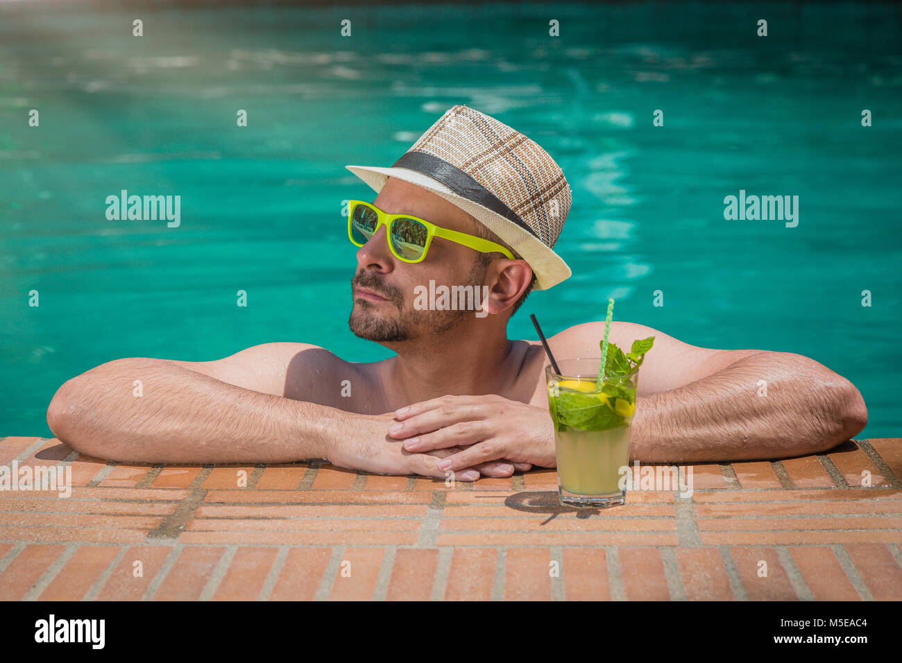 un hombre en Gafas de sol disfruta verano al aire libre, nadando en un  piscina generado por ai 28689757 Foto de stock en Vecteezy
