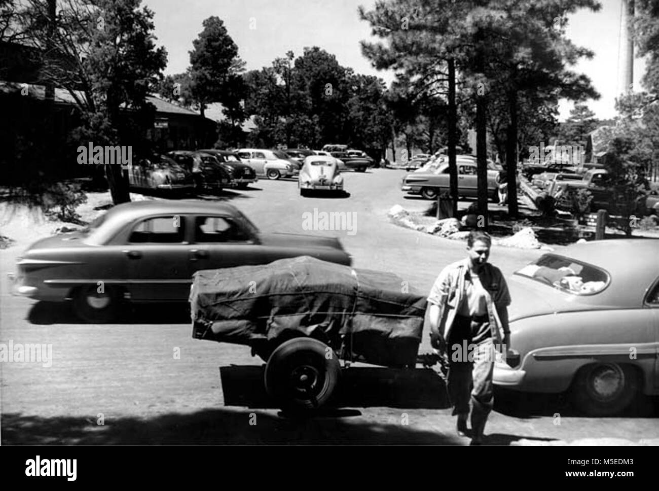 Grand Canyon- El tráfico pesado en la Post Office muestra el hacinamiento y el tráfico pesado por la oficina de correos, GENERAL STORE & PARK AREA DE ADMINISTRACIÓN. Operaciones (Ranger) Aug 1951 Foto de stock