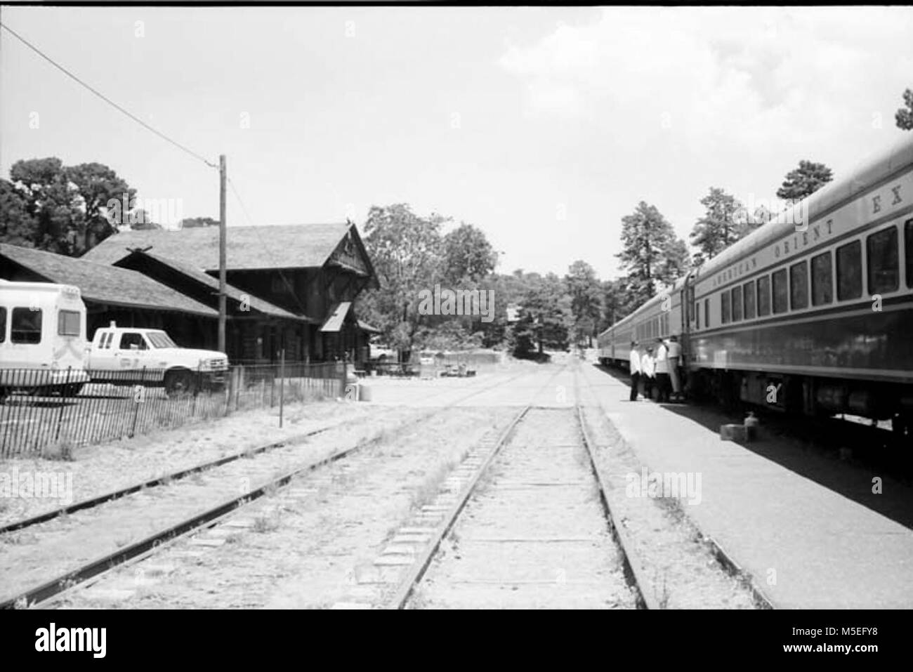 Un histórico Grand Canyon Railroad Depot MIRANDO AL ORIENTE DE AMERICAN ORIENT EXPRESS TREN EN GRCA patio, junto al almacén. El 20 de julio de 1995. Foto de stock