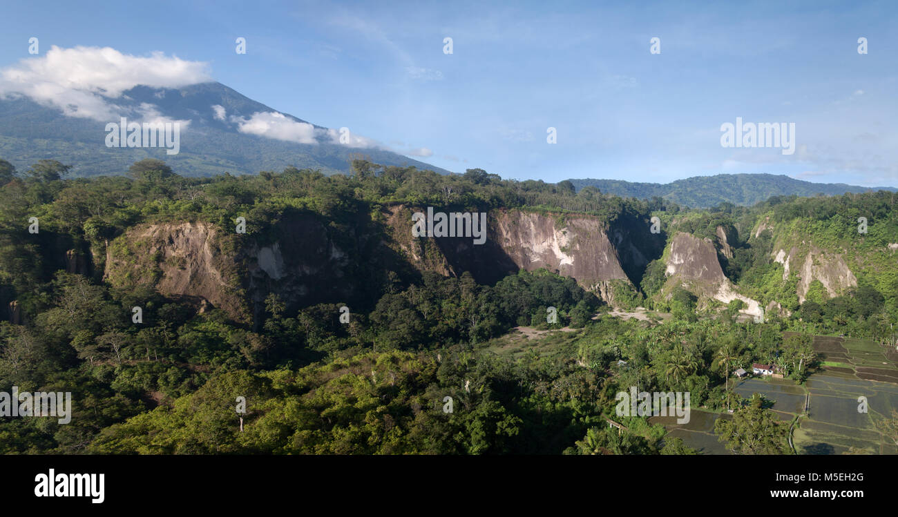 Una increíble vista panorámica mirando hacia el verde exuberante Cañón Sianok en Bukittinggi home SCÉNIC con dirección a rugged,vegetación tropical, vistas a la montaña Foto de stock