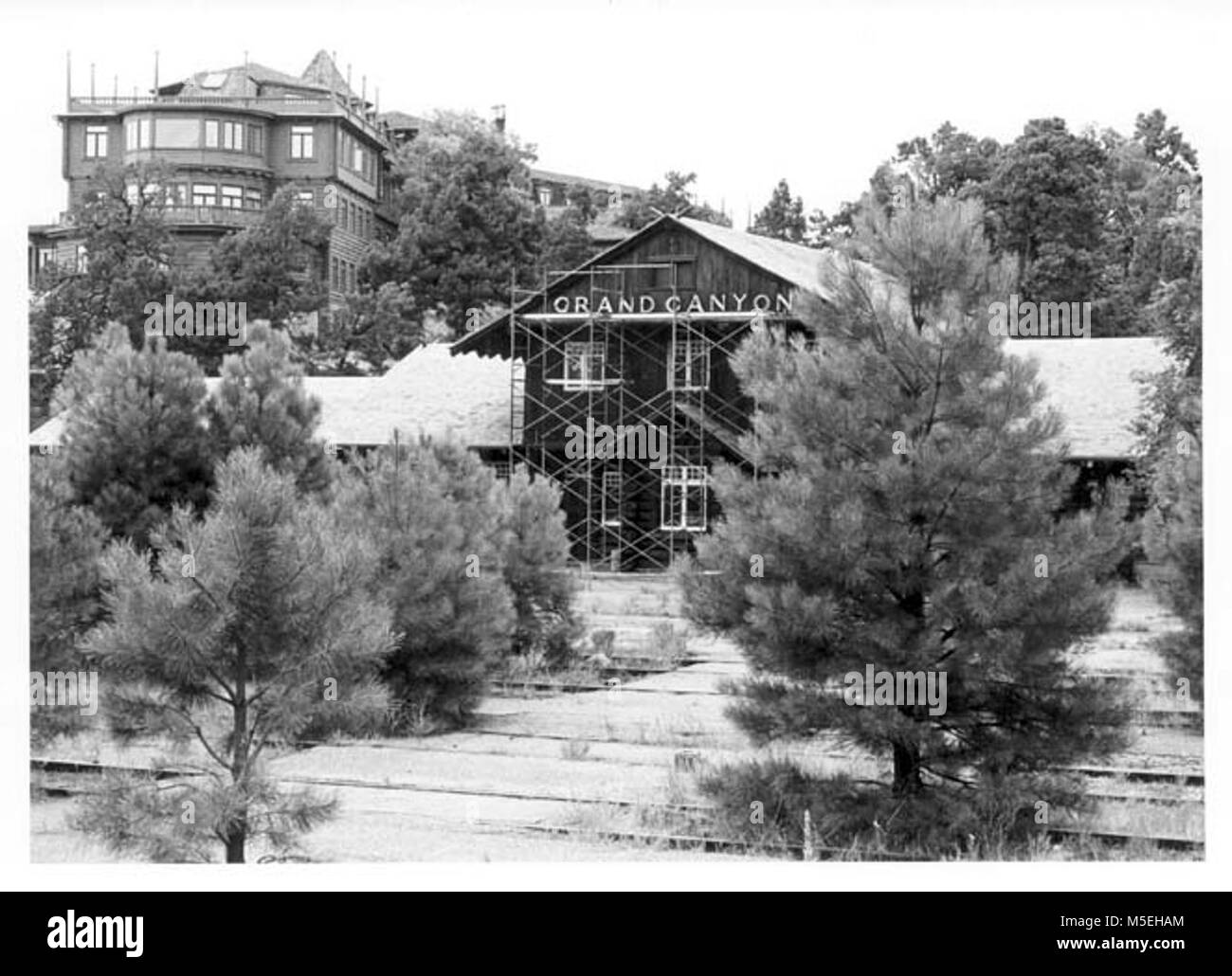 Grand Canyon Railroad Depot histórica SANTA FE R.R. DEPOT CON Andamios - Durante la renovación histórica. El 17 de julio de 1987. Foto de stock