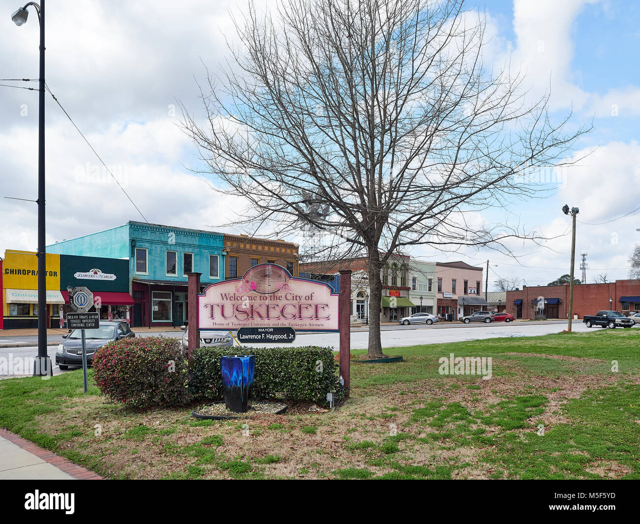 Bienvenido a Tuskegee firmar con un pequeño centro de negocios almacenes y tiendas en el centro de la pequeña ciudad sureña de Tuskegee, Alabama, EE.UU. Foto de stock