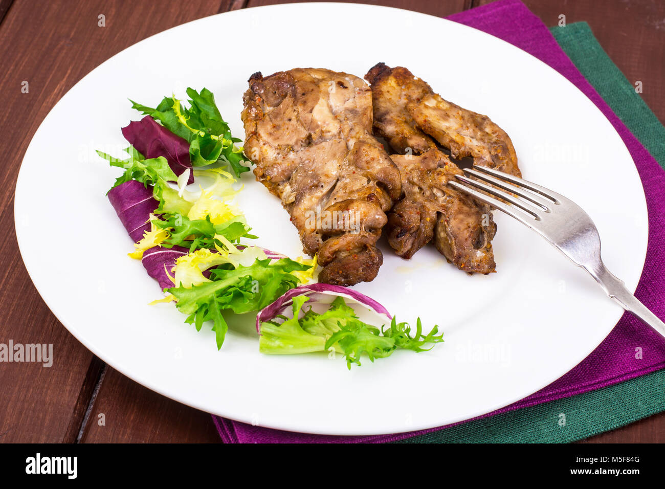 Concepto de proteínacarbohidrato nutrición. La carne de pollo con lechuga. Foto de Estudio Concepto de proteínacarbohidrato nutrición. La carne de pollo con lechuga. Foto de Estudio