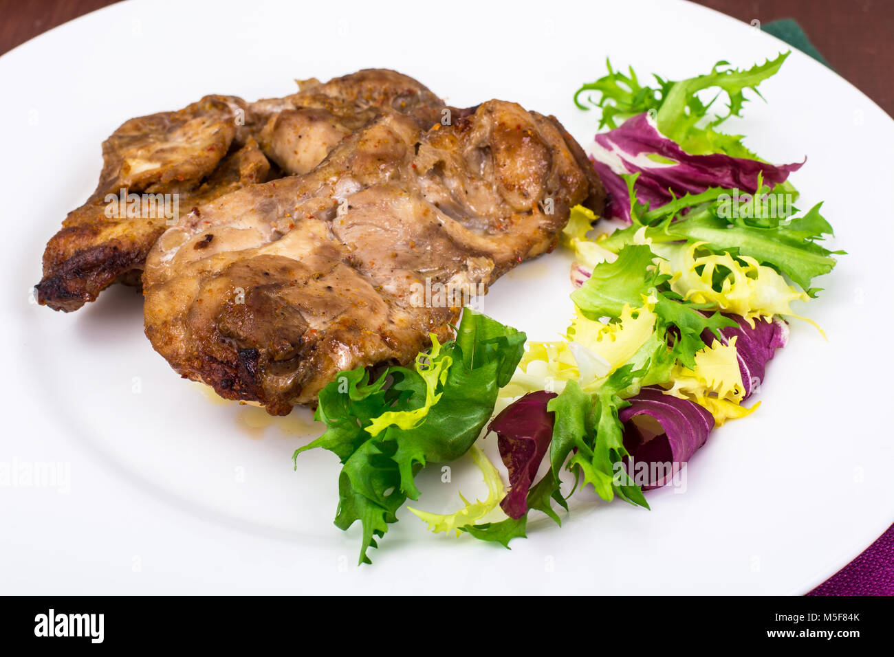 Concepto de proteínacarbohidrato nutrición. La carne de pollo con lechuga. Foto de Estudio Concepto de proteínacarbohidrato nutrición. La carne de pollo con lechuga. Foto de Estudio