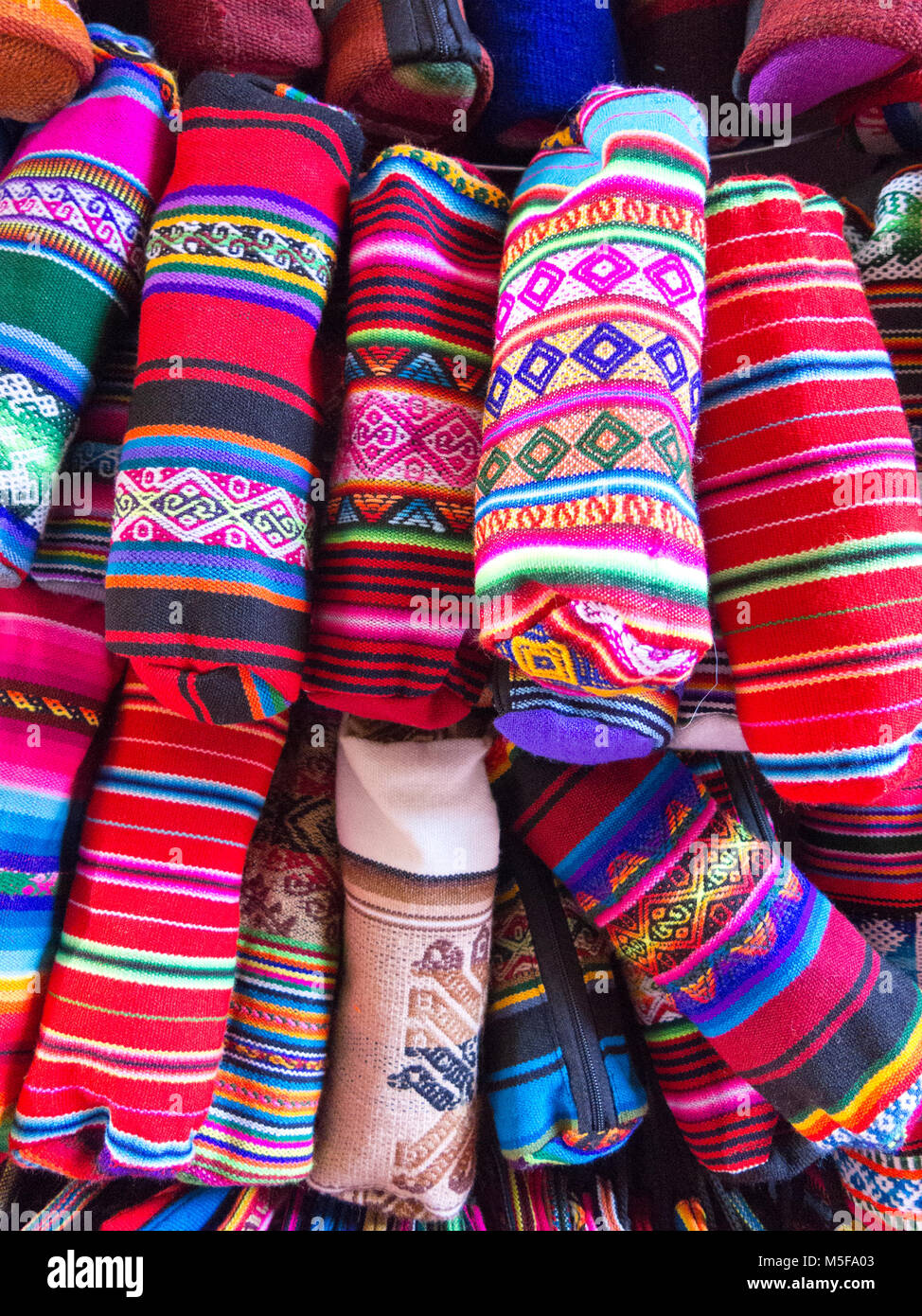 Visualización de souvenirs tradicionales el mercado en la ciudad de La Bolivia. La fotografía funciona como un fondo. La cultura andina, de la lengua Quechua Fotografía de stock -