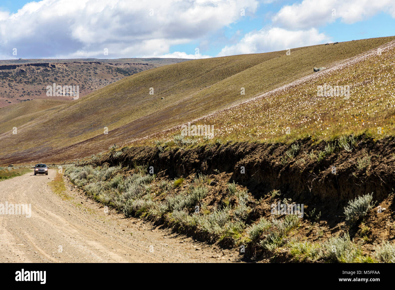 Coche en solitario desolute camino de tierra cerca de Lago Argentino; Patagonia Argentina Foto de stock