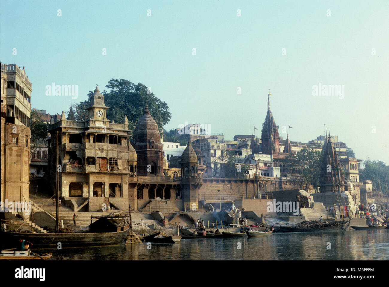 El Manikarnika Ghat en el río Ganges en Varanasi, Uttar Pradesh, India en 1982 Foto de stock