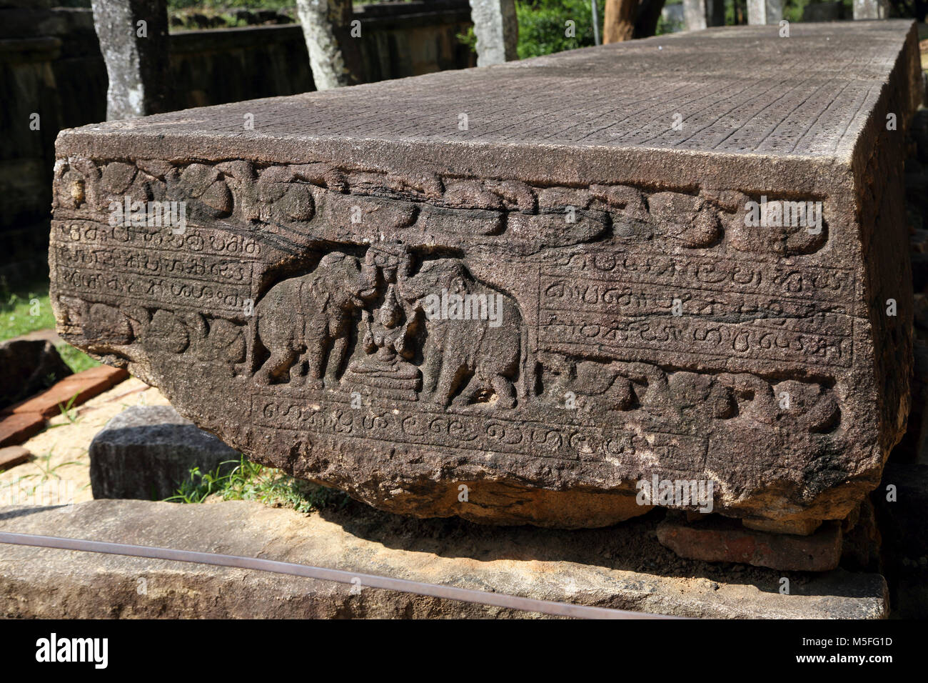 Polonnaruwa Quadrangle al norte y centro de la Provincia de Sri Lanka El Gal Pota (Libro de piedra) inscrito losa de granito alabando las obras de Nissankamalla Foto de stock