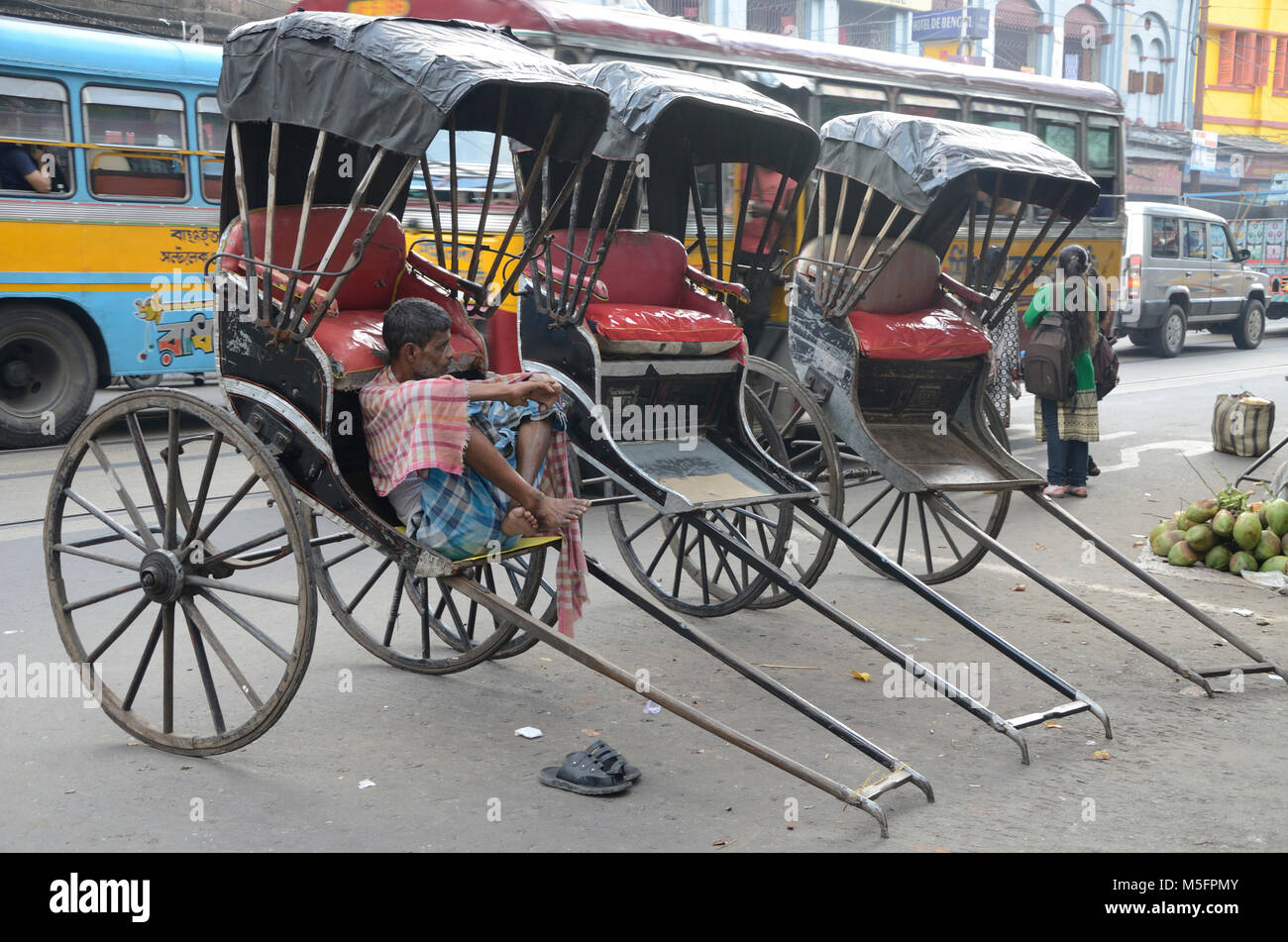 Mano de rickshaw tirado en Kolkata, Bengala Occidental, India Foto de stock