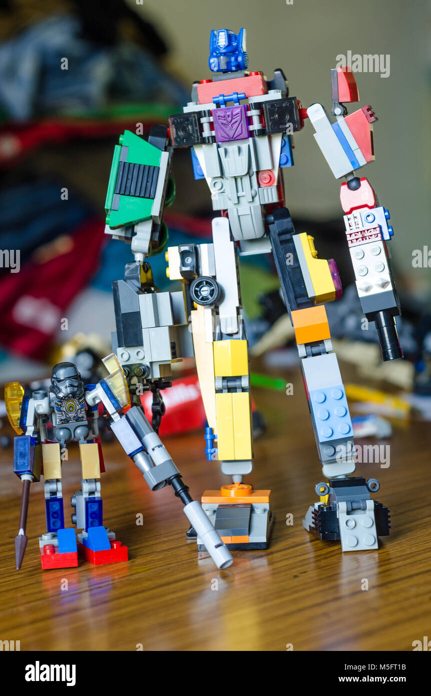 Robots hecha de ladrillos de Lego, inspirado por los transformadores  Fotografía de stock - Alamy