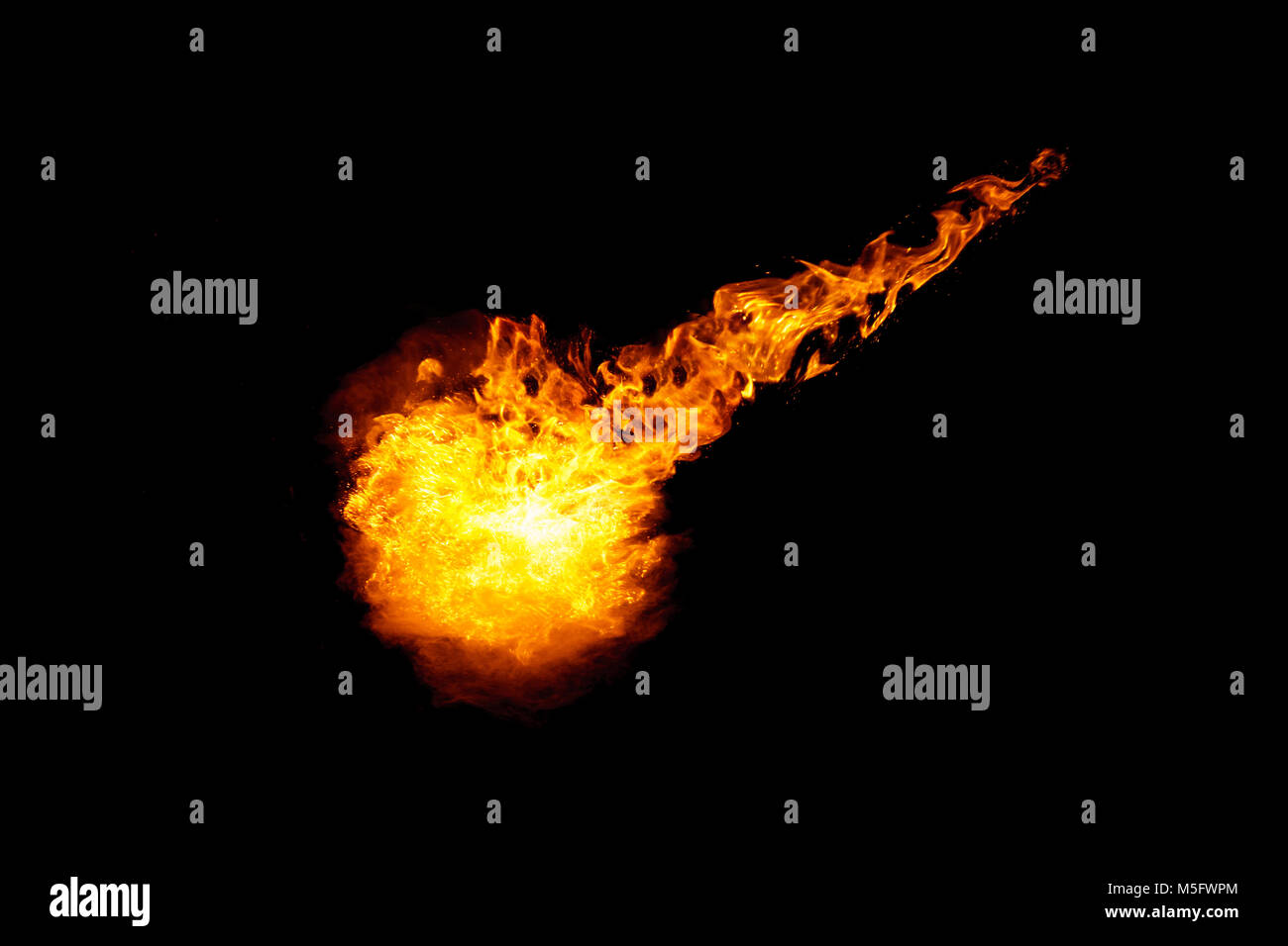 Meteorito con Fiery trenzado aislado sobre fondo negro Foto de stock