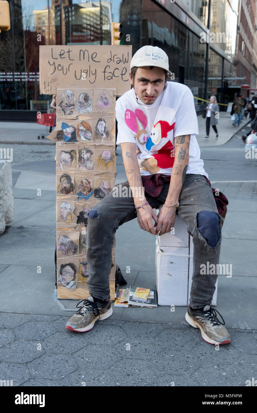 Un artista en Union Square Park que vende retratos dibuja para hacer que el sujeto mire feo. Foto de stock