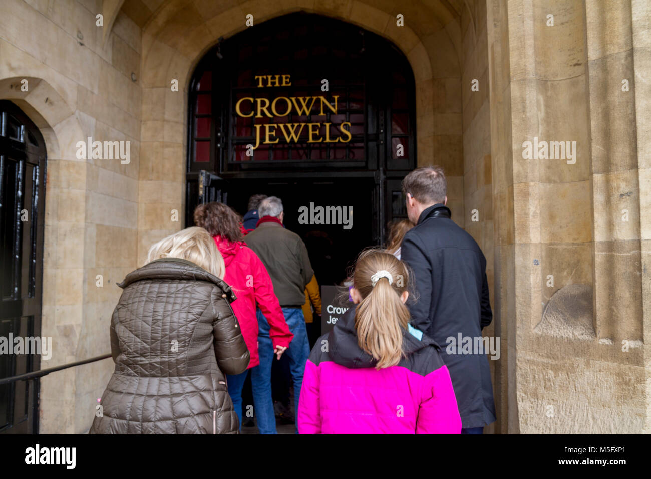 Los turistas que visitan las joyas de la corona en la Torre de Londres, Tower Hill, Londres, Gran Bretaña. Foto de stock