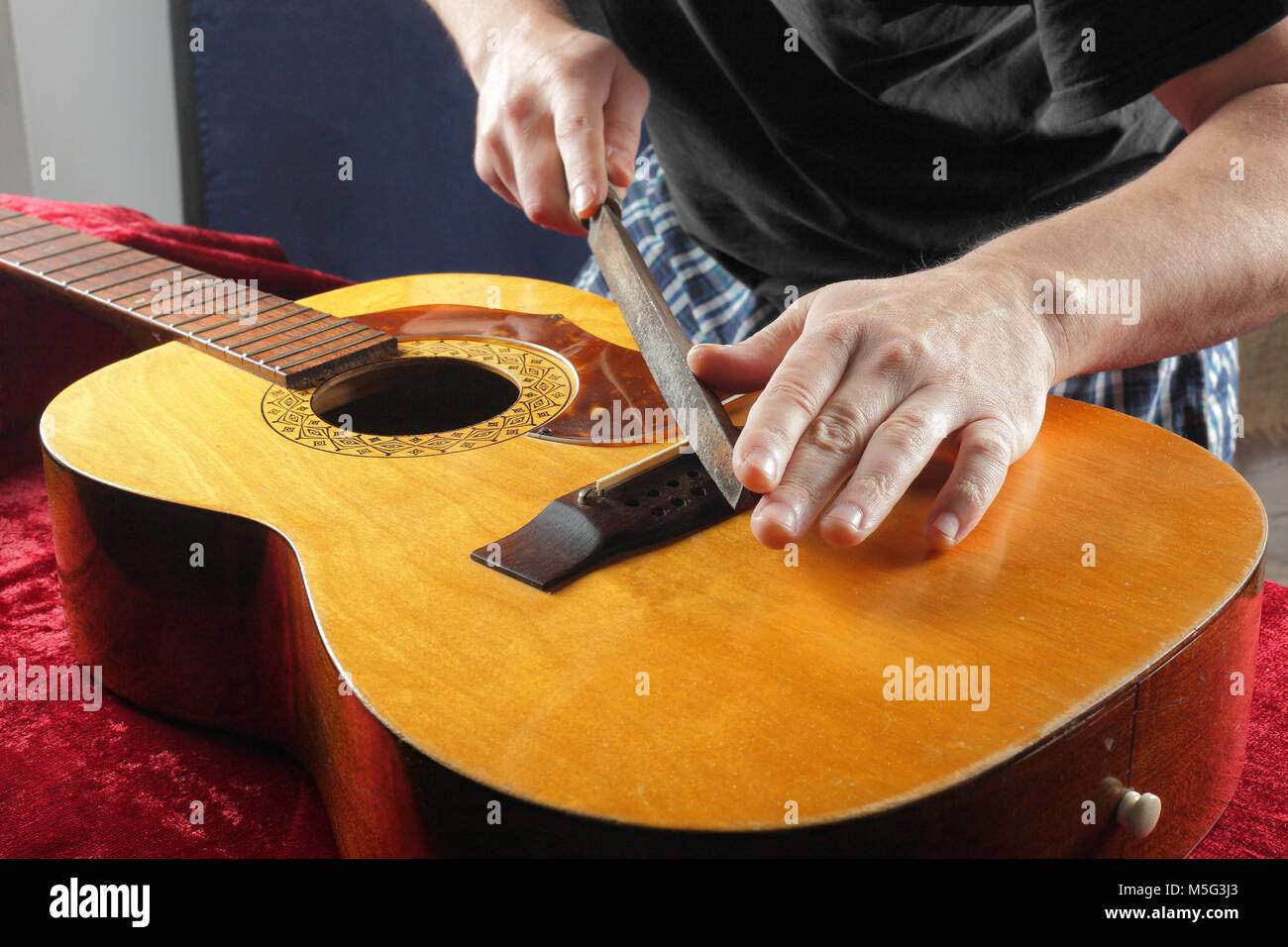 Reparación de guitarra fotografías e imágenes de alta resolución - Alamy