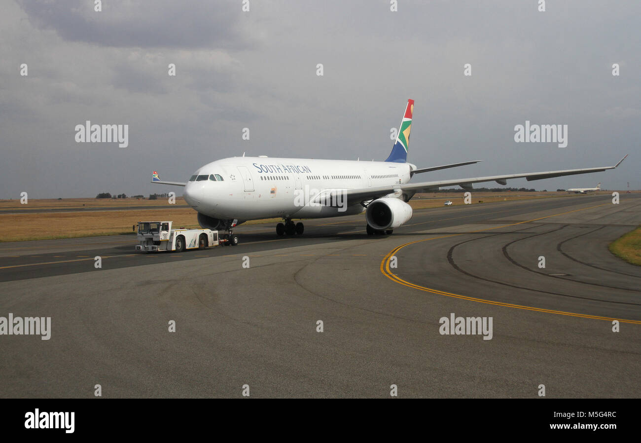 SAA Avión pushback en O.R. El Aeropuerto Internacional de Tambo, Sudáfrica Foto de stock