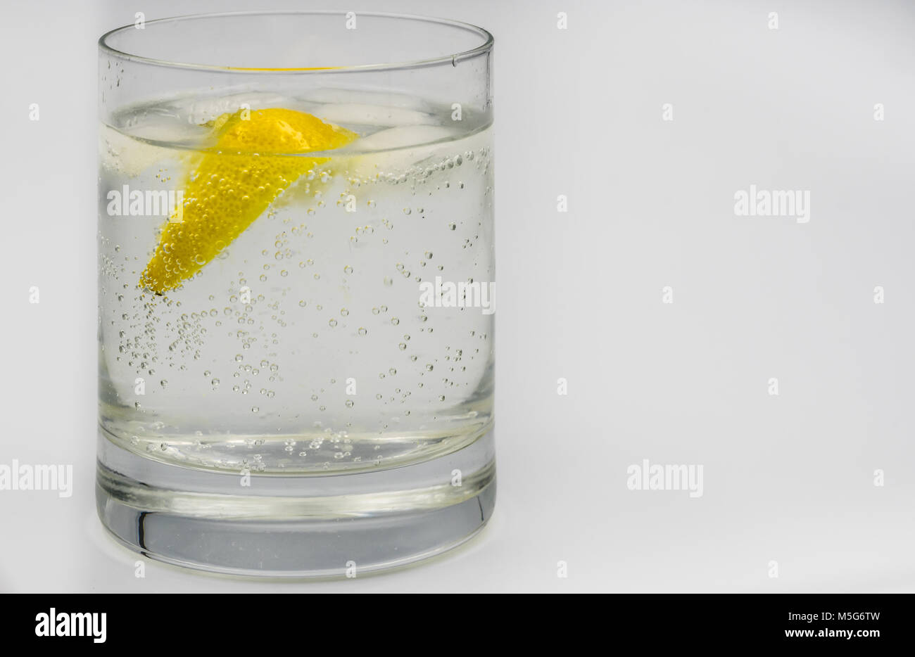 Close-up de un gin tonic en un vaso de vidrio Foto de stock
