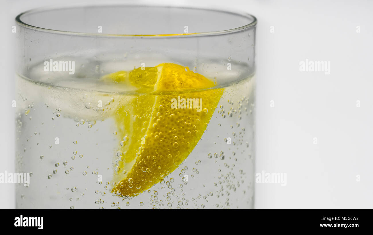 Close-up de un gin tonic en un vaso de vidrio Foto de stock