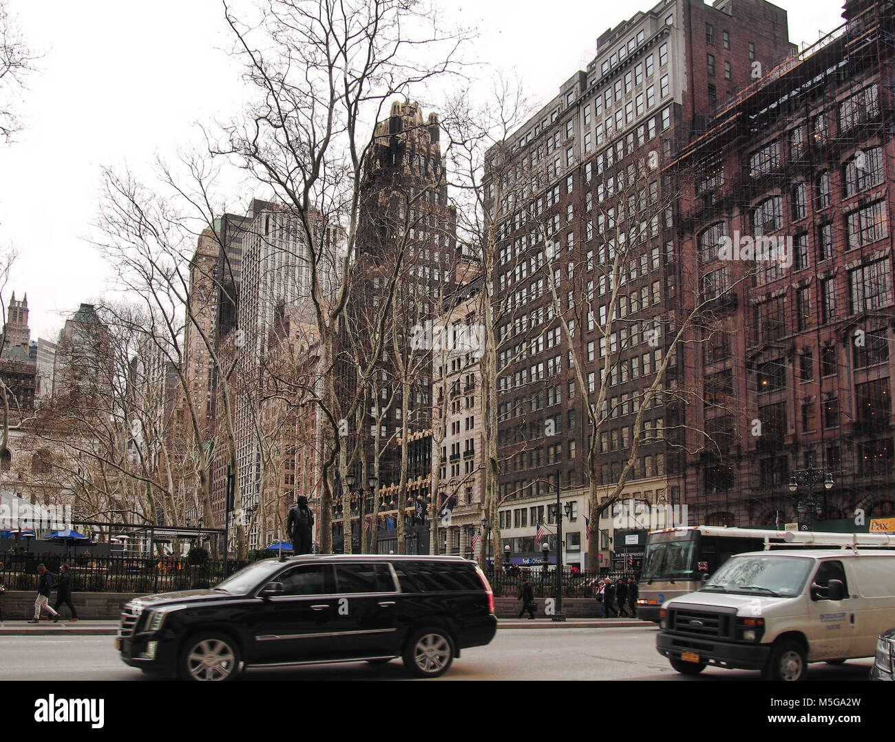 Nueva York, Nueva York, EE.UU.. Febrero 1, 2018. Vista de los edificios históricos que rodean Bryant Park de 5Avenye en midtown Manhattan, Nueva York Foto de stock