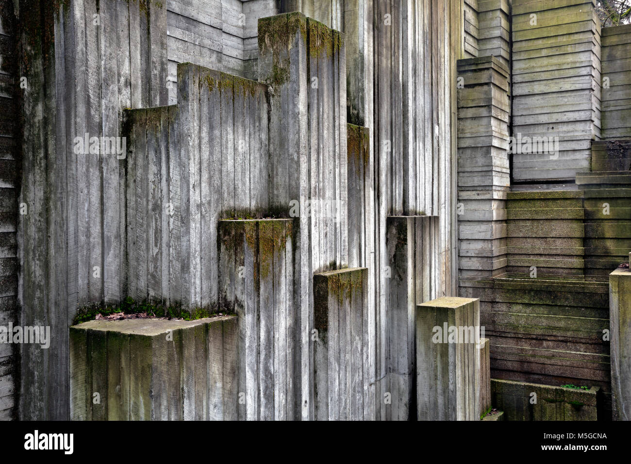 WASHINGTON - bloques de hormigón, con un montón de líneas y ángulos crear interesantes formas y texturas en el Cañón cascada área de Seattle. Foto de stock