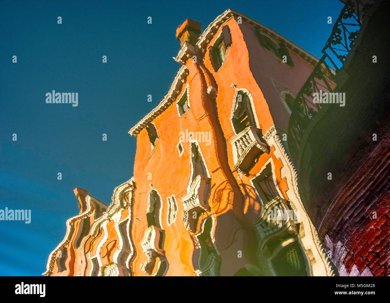 Reflejo de un edificio en un canal en Venecia. Foto de stock