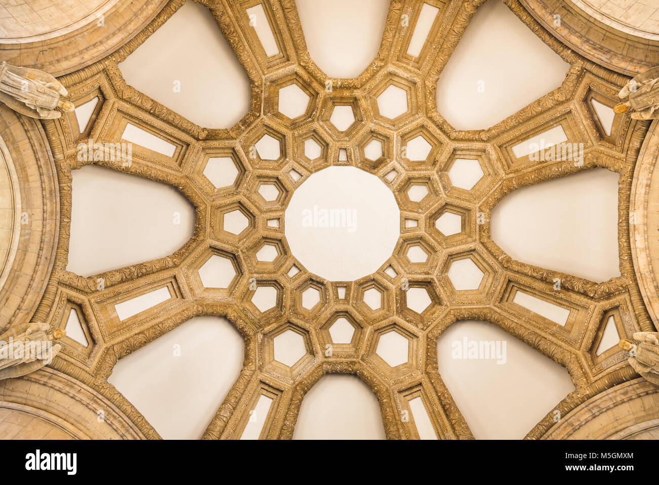 Techo de cúpula del Palacio de Bellas Artes de San Francisco. Foto de stock