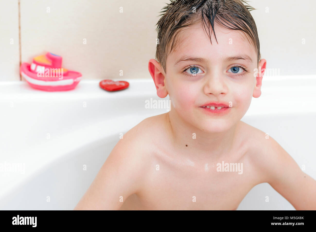 Niño feliz en Bath, divertirse y hacer caras Foto de stock