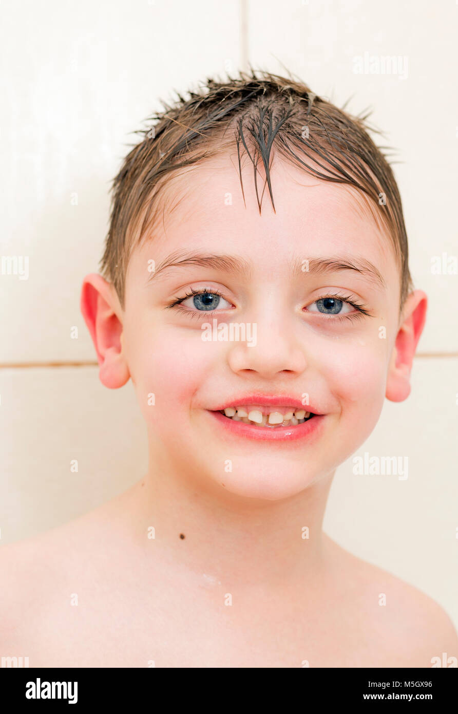 Niño feliz en Bath, divertirse y hacer caras Foto de stock