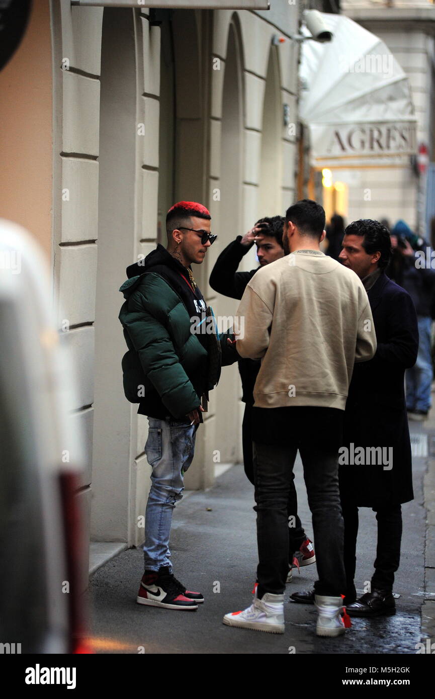 Milán, Sfera Ebbasta y Andrea Petagna ir al iceberg Fashion show el famoso  rapero SFERA EBBASTA y ANDREA PETAGNA, delantero del ATALANTA llegue al  centro para ver el Iceberg Fashion Show. Luego