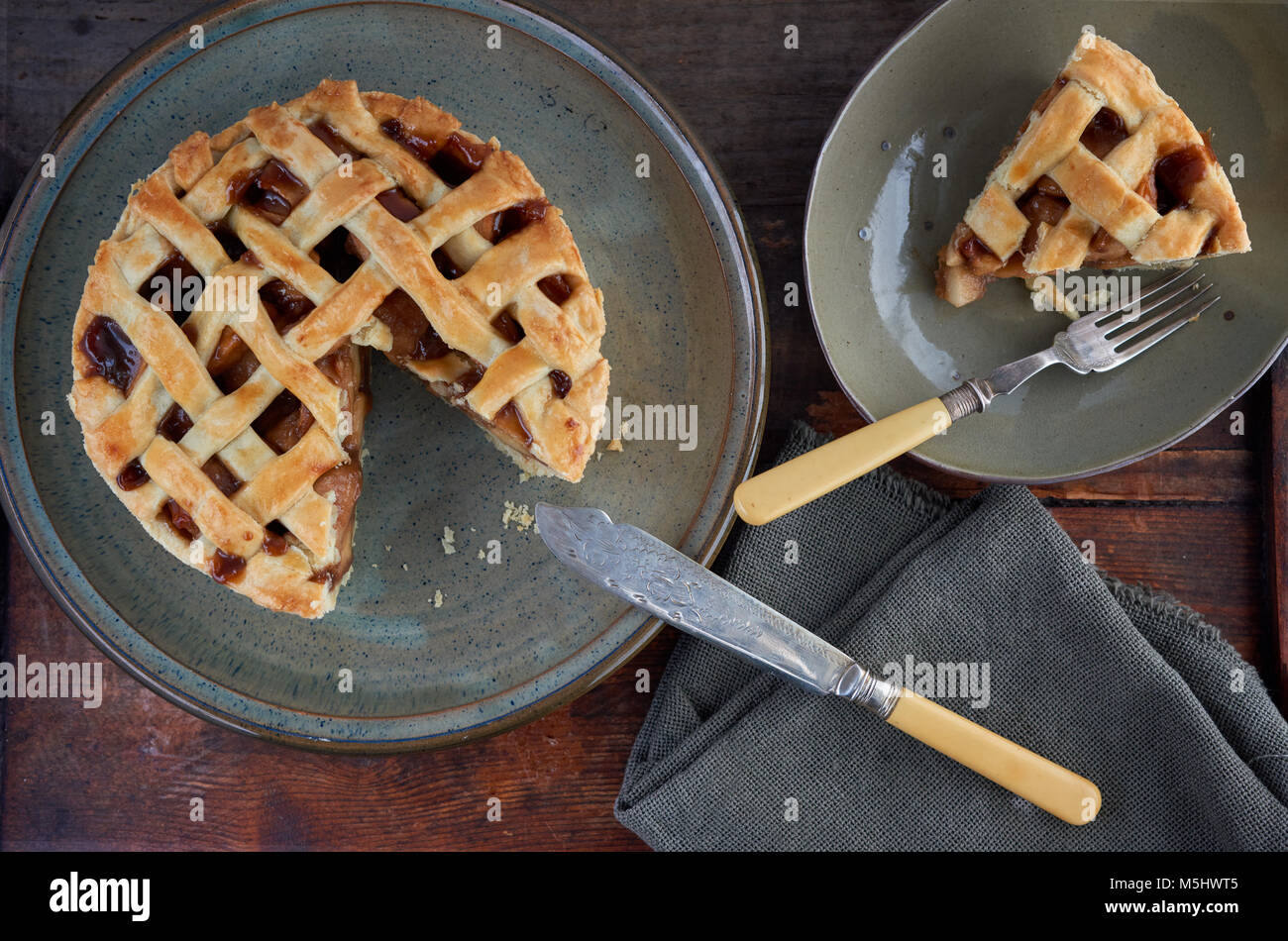 Tarta de manzana en casa el estado de ánimo. Caramelo picante tarta de manzana y laminar. Foto de stock