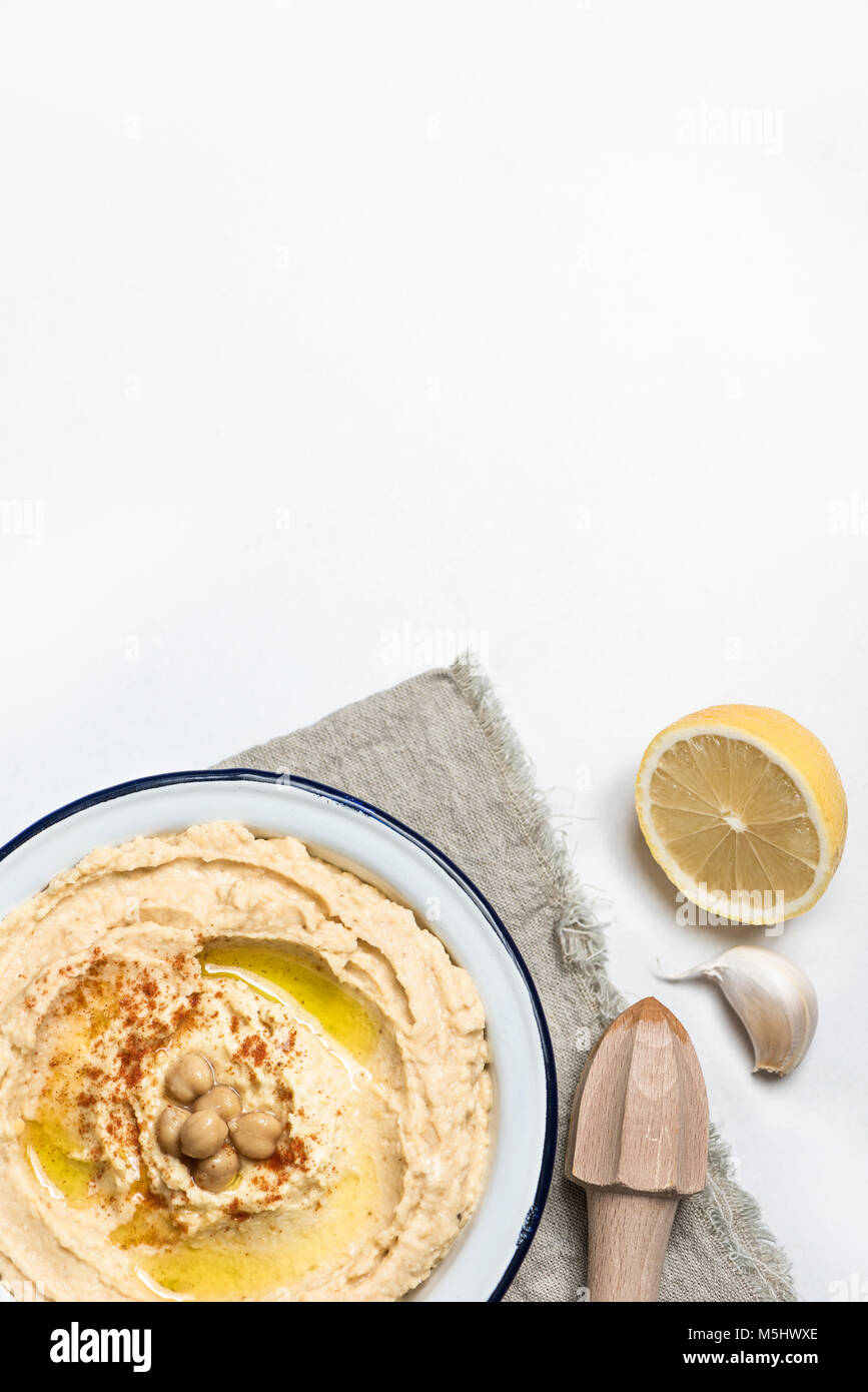 Garbanzo hummus tradicional en un plato con aceite de oliva y pimentón. Foto de stock