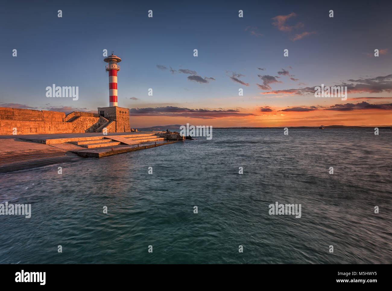 Faro en Burgas, Bulgaria al atardecer. Foto de stock