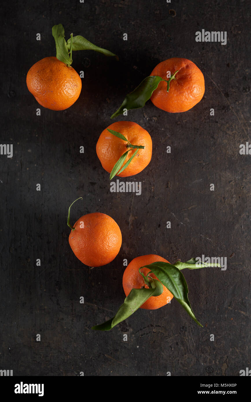 Las frutas de naranja entera Tamgerine woodn backgrond. Foto de stock