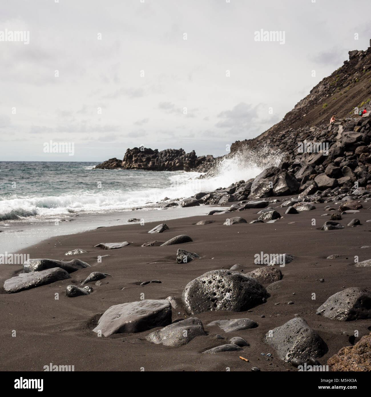 Salinas De Fuencaliente La Palma Islas Canarias Espana Olas Rompiendo En La Playa De Lava Algunas Grandes Rocas De Lava En El Primer Plano De Interes Esta Pequena Bahia De Fuencaliente Es