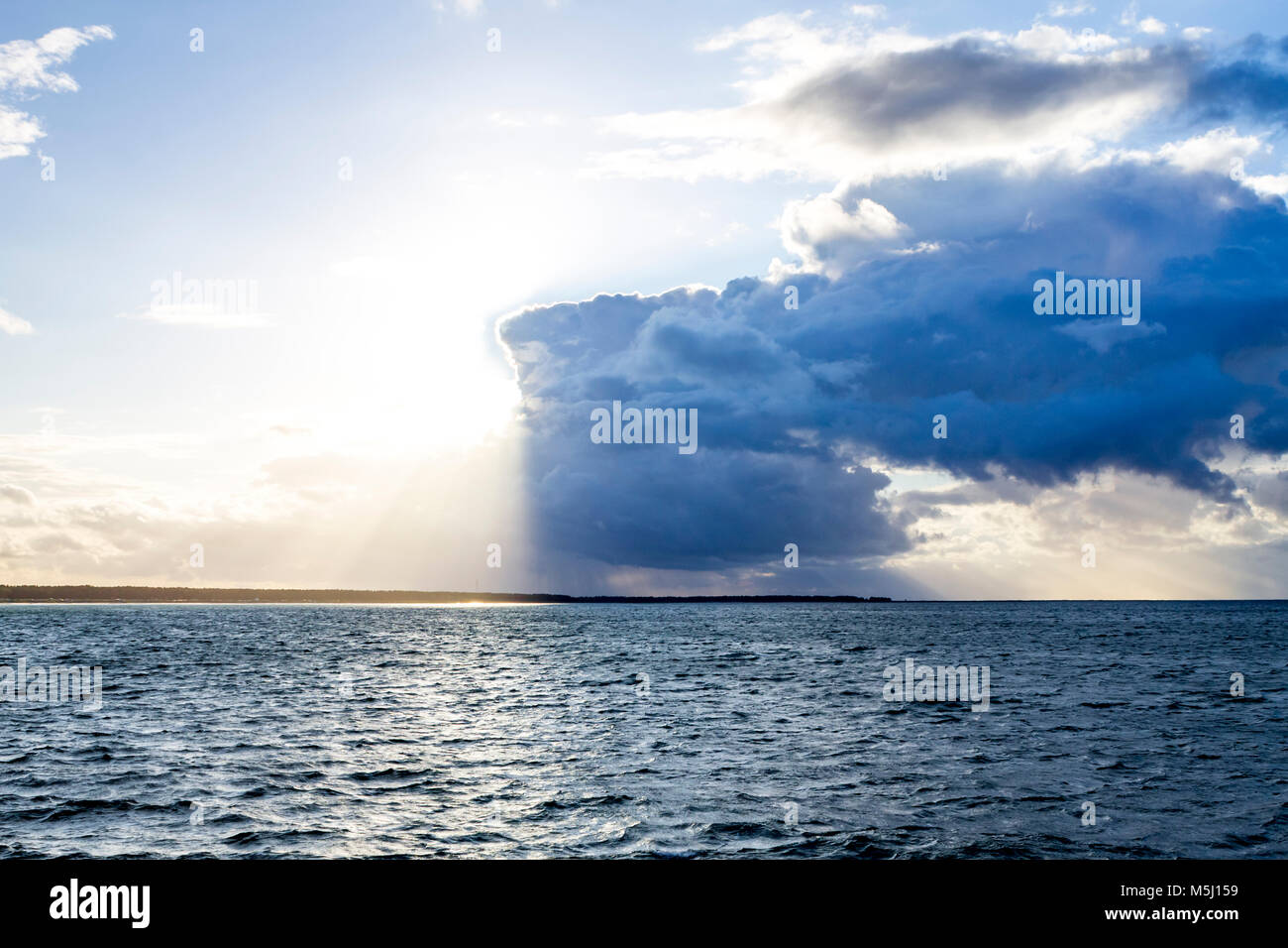 En Alemania, el Estado federado de Mecklemburgo-Pomerania Occidental, Prerow, Mar Báltico, nubes y sol Foto de stock