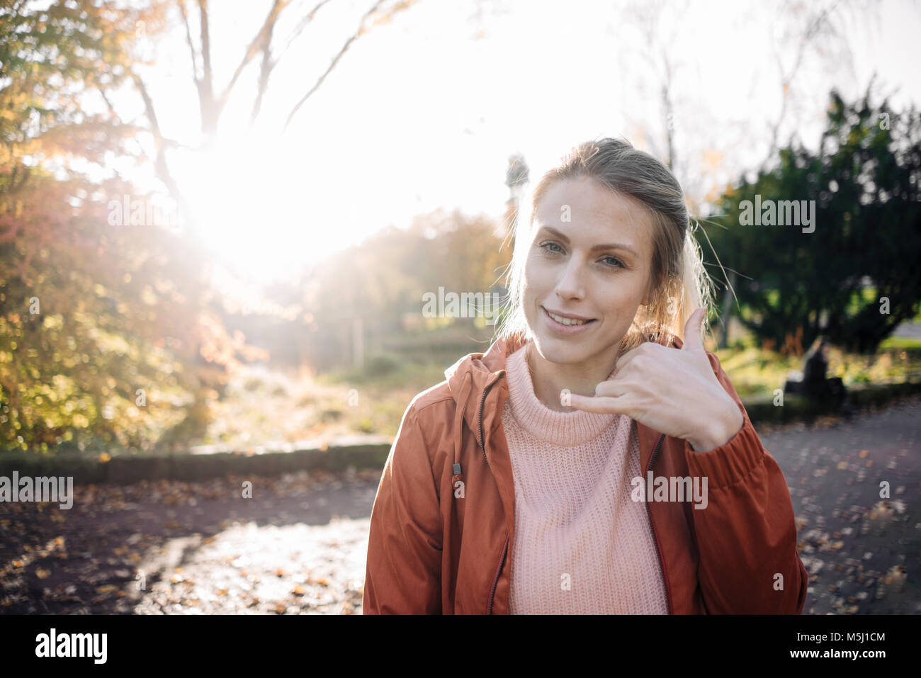 Retrato de mujer joven en el parque otoñal Foto de stock