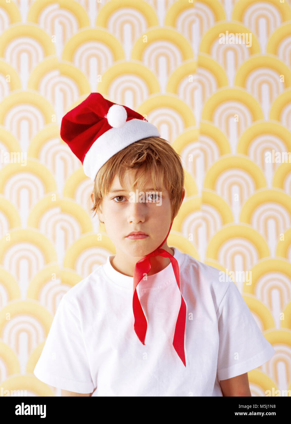 Retrato de niño en mal humor vistiendo la Navidad pac Foto de stock