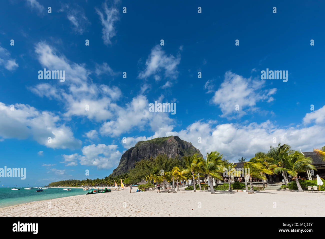 Mauricio, Costa suroeste, con la montaña Le Morne Brabant Le Morne, Hotel en playa Foto de stock