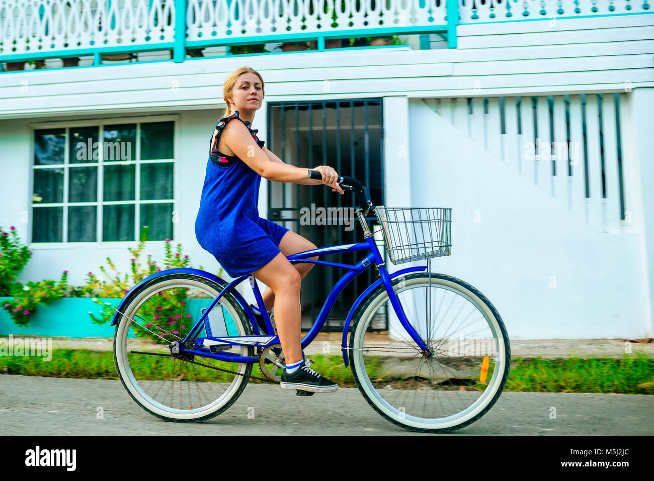 Mujer manejando una bicicleta fotografías e de alta resolución - Alamy