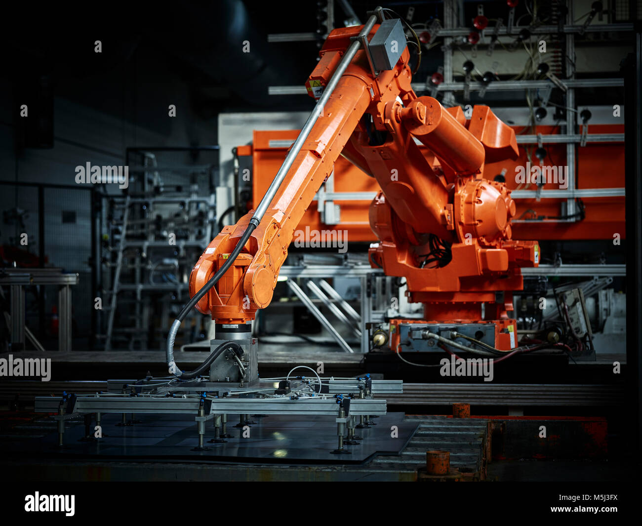 Brazo robot industrial utilizado en la metalurgia Foto de stock