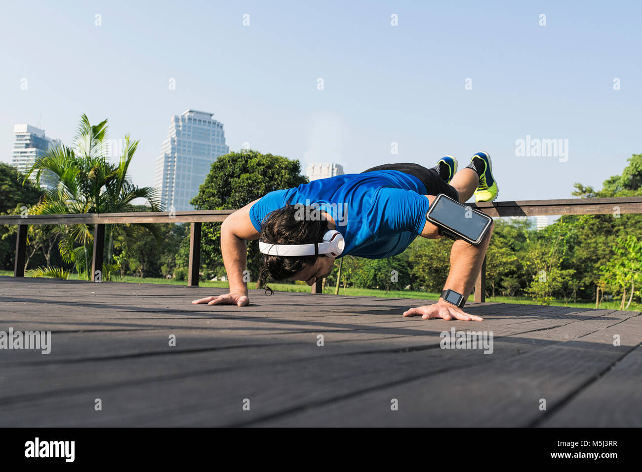 Atleta ejercer push-ups en la ciudad Foto de stock